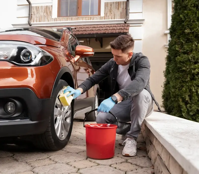 Lavage auto à domicile Amel-sur-l'Étang : professionnel intervenant sur un véhicule